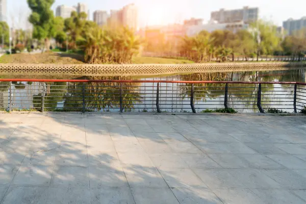 Bahar Parkı ve modern şehir