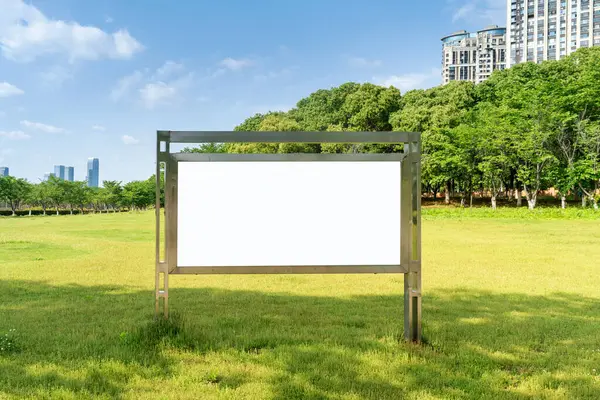 Şehir caddesinde boş ilan panosu