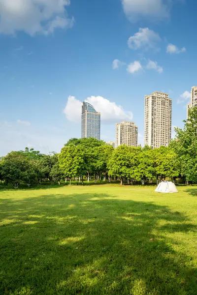 Bahar Parkı ve modern şehir