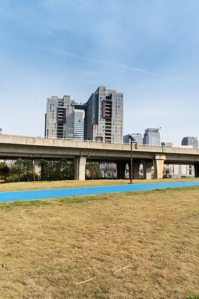 Modern şehirde yürüyüş yolu