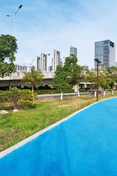 Şehirdeki boş şehir yolu ve binalar