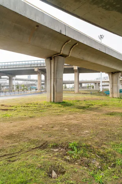 Büyük bir otoban üstgeçidine ve Blue Sky 'a bakıyorum.