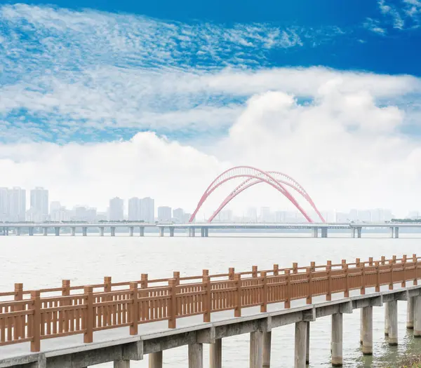 İnanılmaz Modern Köprü mavi gökyüzüne karşı