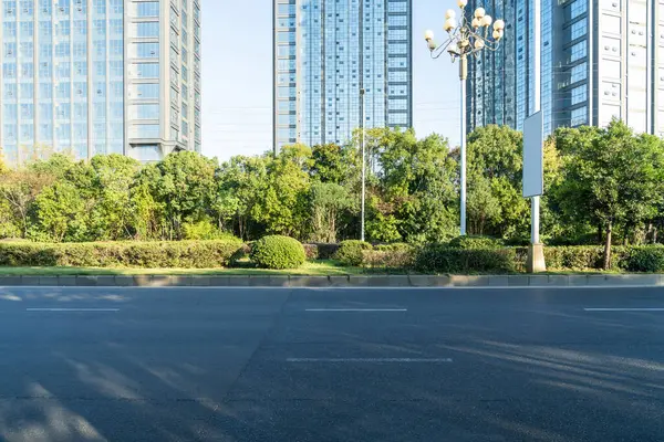 Şehirdeki boş şehir yolu ve binalar