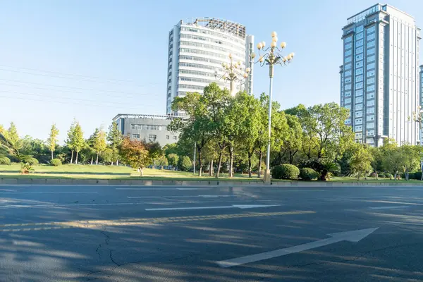 Şehirdeki boş şehir yolu ve binalar