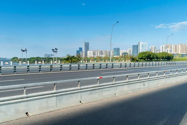 Şehirdeki boş şehir yolu ve binalar