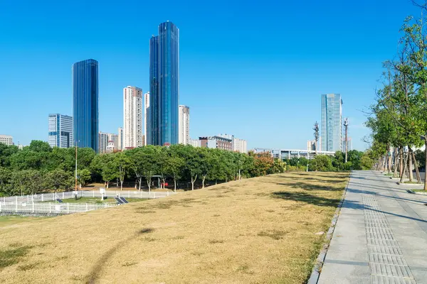 Bahar Parkı ve modern şehir