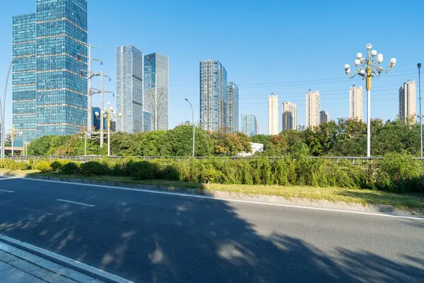 Şehirdeki boş şehir yolu ve binalar