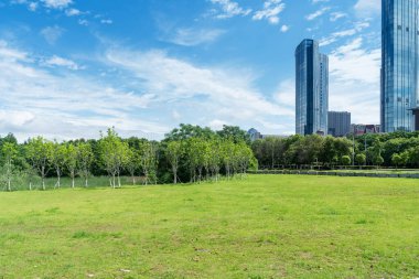 Şangay 'da modern bina geçmişi olan şehir parkı.