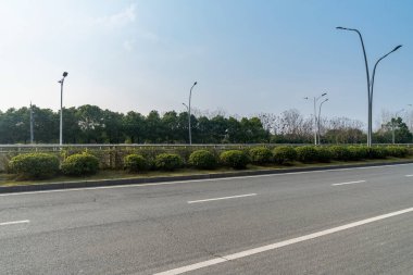 Şehirdeki boş şehir yolu ve binalar