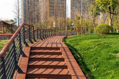 Modern şehirde yürüyüş yolu