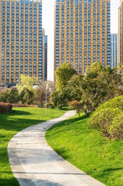 Şangay 'da modern bina geçmişi olan şehir parkı.