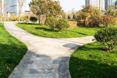 Şangay 'da modern bina geçmişi olan şehir parkı.