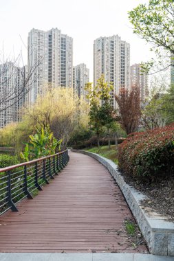 Modern şehirde yürüyüş yolu