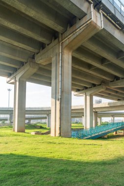 Büyük bir otoban üstgeçidine ve Blue Sky 'a bakıyorum.