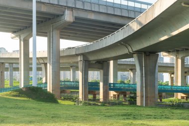 Büyük bir otoban üstgeçidine ve Blue Sky 'a bakıyorum.