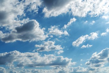 Sirus bulutlu mavi gökyüzü. Hava açık ve sabahları hava güzel.