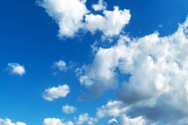 Sirus bulutlu mavi gökyüzü. Hava açık ve sabahları hava güzel.