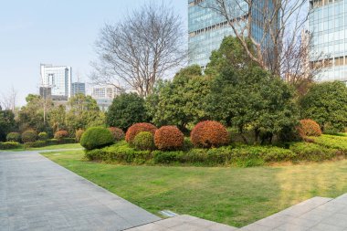 Şangay 'da modern bina geçmişi olan şehir parkı.