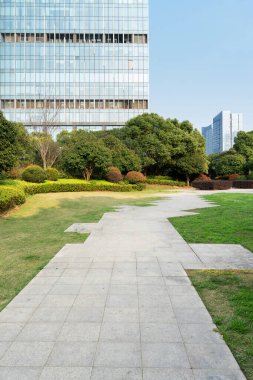 Şangay 'da modern bina geçmişi olan şehir parkı.