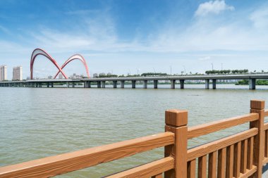 İnanılmaz Modern Köprü mavi gökyüzüne karşı