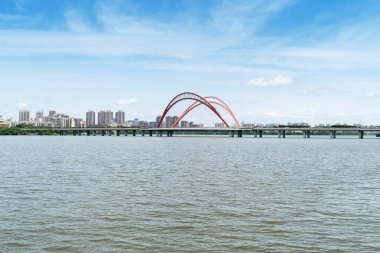 İnanılmaz Modern Köprü mavi gökyüzüne karşı