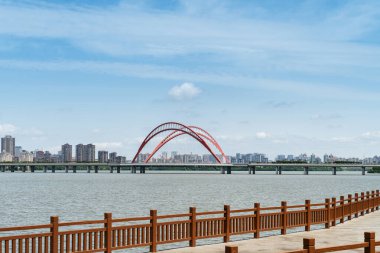 İnanılmaz Modern Köprü mavi gökyüzüne karşı