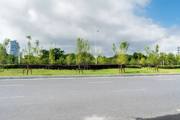 Şehirdeki boş şehir yolu ve binalar