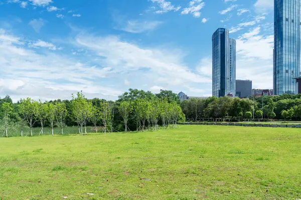 Şangay 'da modern bina geçmişi olan şehir parkı.