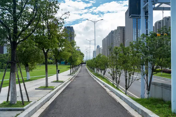 Şehirdeki boş şehir yolu ve binalar