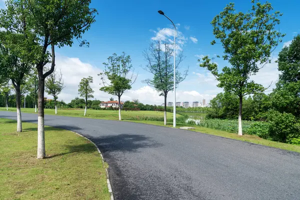 Modern şehirde yürüyüş yolu