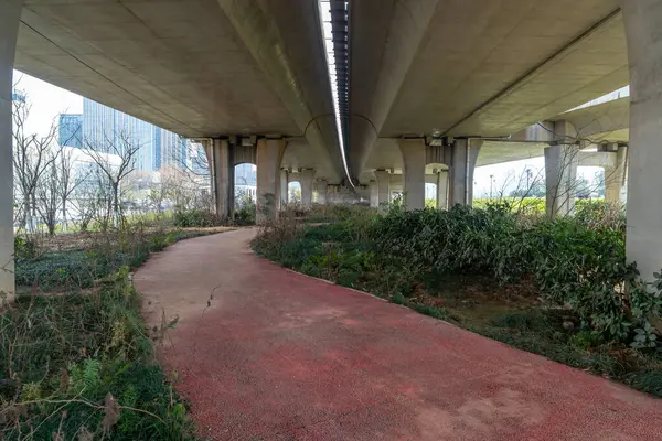 Şehirdeki üst geçidin altında beton yapı ve asfalt yol alanı