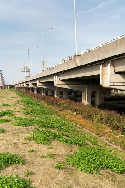 Şehirdeki üst geçidin altında beton yapı ve asfalt yol alanı