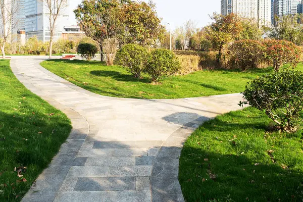 Şangay 'da modern bina geçmişi olan şehir parkı.