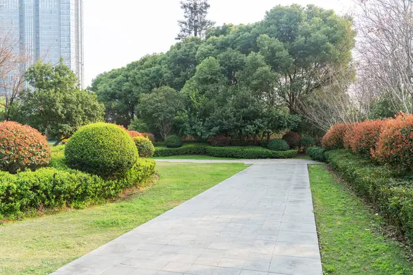 Şangay 'da modern bina geçmişi olan şehir parkı.