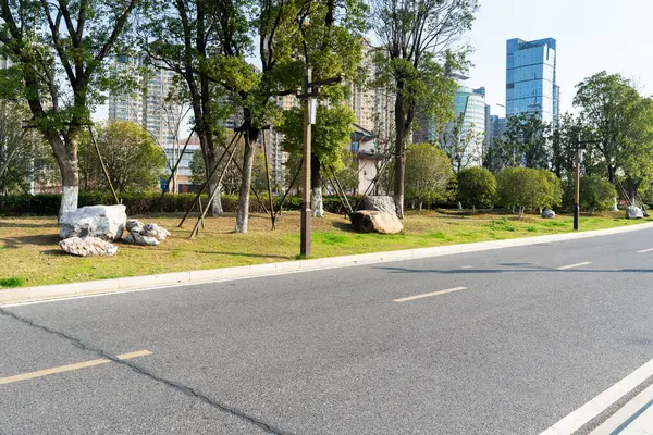 Şehirdeki boş şehir yolu ve binalar