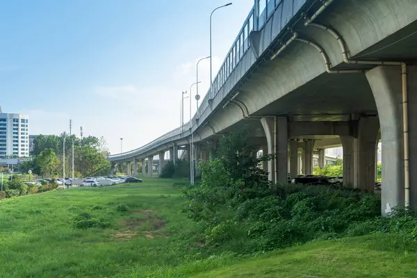 Şehirdeki üst geçidin altında beton yapı ve asfalt yol alanı
