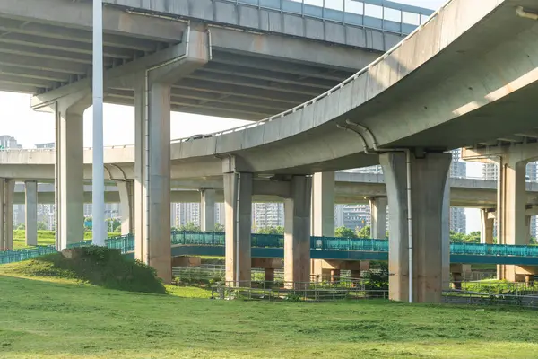 Büyük bir otoban üstgeçidine ve Blue Sky 'a bakıyorum.