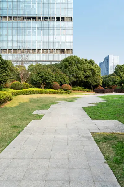 Şangay 'da modern bina geçmişi olan şehir parkı.