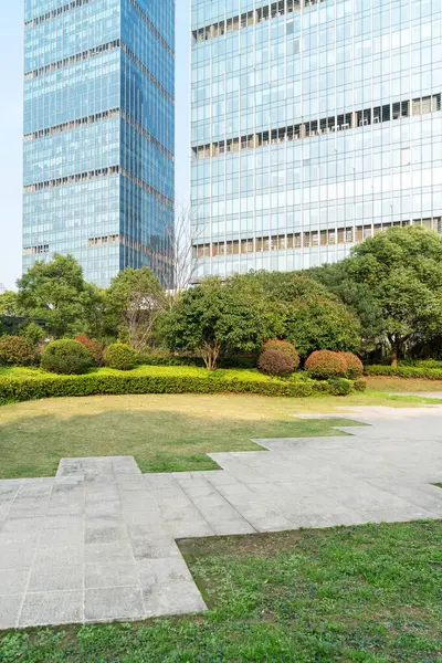 Şangay 'da modern bina geçmişi olan şehir parkı.