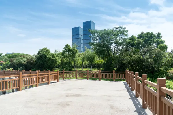 Şangay 'da modern bina geçmişi olan şehir parkı.