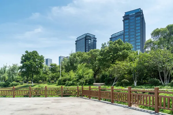 Şangay 'da modern bina geçmişi olan şehir parkı.