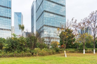 Şangay 'da modern bina geçmişi olan şehir parkı.