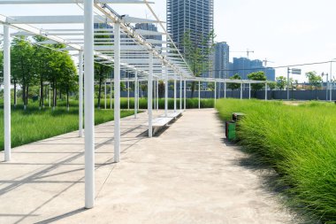 Bahar Parkı ve modern şehir