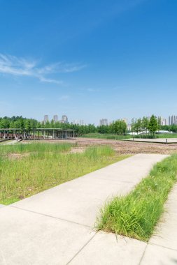 Bahar Parkı ve modern şehir