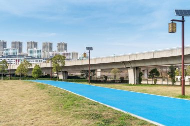 Şehirdeki üst geçidin altında beton yapı ve asfalt yol alanı