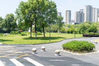 Bahar Parkı ve modern şehir