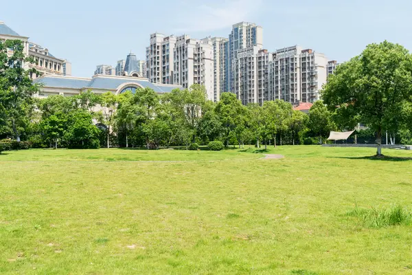 Bahar Parkı ve modern şehir