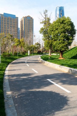 Şehirdeki boş şehir yolu ve binalar