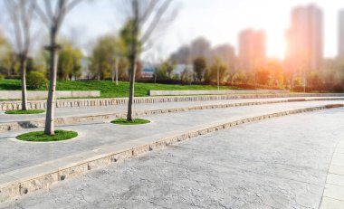 Modern şehrin boş, modern meydanı ve gökdelenleri